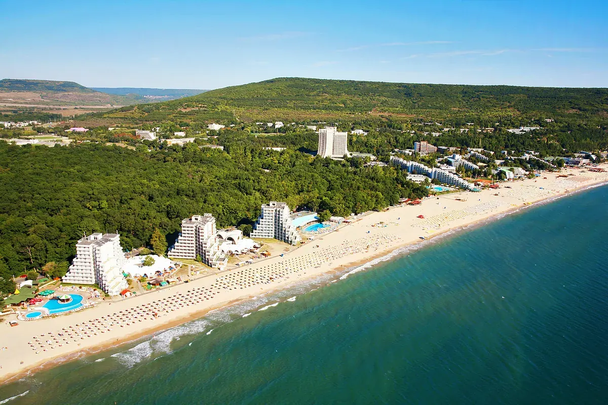 Курортът Албена, сниман от малък самолет