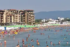 Многолюден плаж при Слънчев бряг, изрязан кадър
