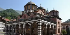 Рилският манастир: църквата „Рождество Богородично“ и жилищните крила под планината